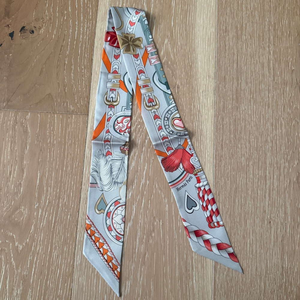 NWOT Hermes silk twilly scarf Harnais De Coeur Twilly Gris Perle Orange Gris